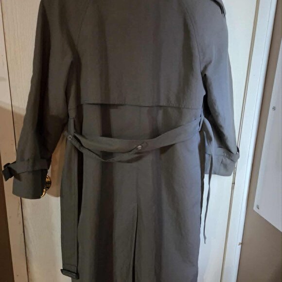 LOndon Fog Gray Knee lenght Coat Fits Size Medium - Picture 2 of 7